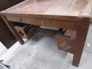 lot 33 image: Antique Library Table