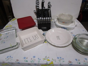 lot 82 image: Pyrex, Corning
