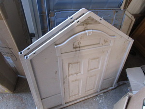 lot 114 image: Plastic Dog House