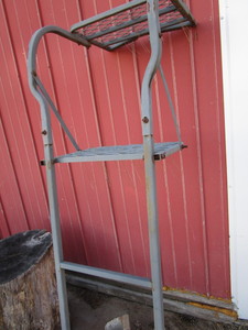 lot 125 image: Hunting Stand