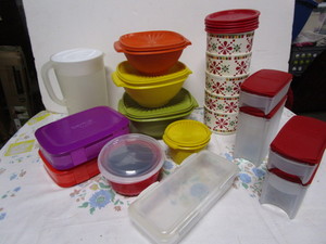 lot 81 image: Tupperware, Lunch Totes