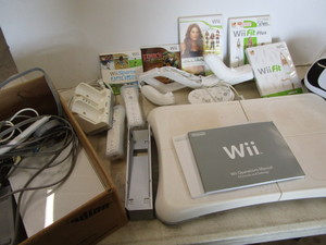 lot 203 image: Wii & Accessories