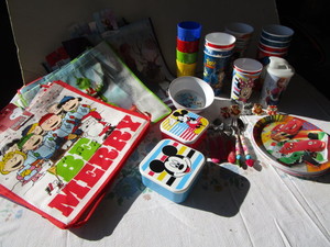 lot 182 image: Childs Party Supplies
