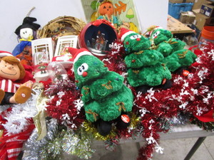 lot 262 image: Christmas Decorations