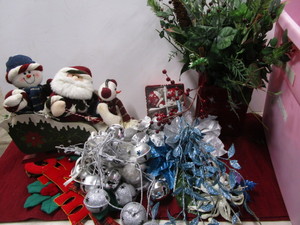 lot 264 image: Christmas Decorations