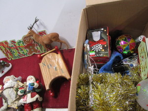 lot 269 image: Santas, Decorations