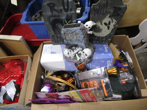 lot 283 image: Halloween Decorations
