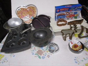 lot 299 image: Molds & Pans