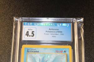 lot 8 image: 1999 Pokemon Fossil Unlimited Articuno Holo #262 CGC 4.5