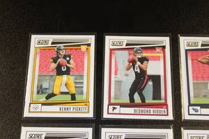 lot 69 image: 2022 Score Quarterback Rookie Card Lot  8 Rookie QB