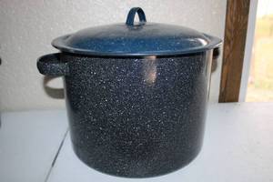 lot 8 image: Granite Ware Canner Kettle W Cover & Jar Rack