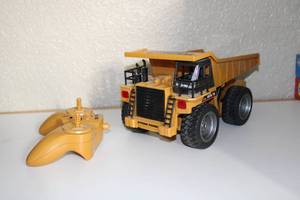 lot 17 image: Hulna (HN540) Strong Power Dump Truck Toy--Hulna Remote Control Bulldozer Toy