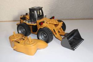 lot 18 image: Hulna Remote Control Bulldozer Toy