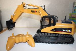 lot 19 image: Hulna Remote Control Contruction Top Excavator Toy