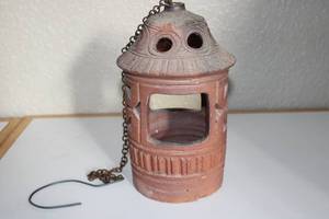 lot 22 image: Hanging Bird Feeder