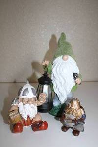 lot 45 image: Three Collectible Shelf Display Items