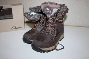 lot 51 image: Mens Brown Venetian Moc Indoor  Outdoor Slippers-- Size . 10 Med -- Mens Norti 8 Thinsulate Winter Boots-- Size 7 12
