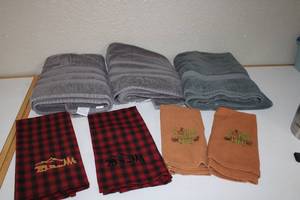 lot 55 image: Three Bath Towels & Two Sets Of Decorative Hand Towels