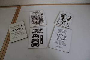 lot 69 image: Five Decorative Items