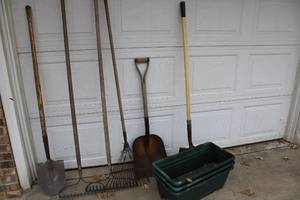 lot 133 image: Shovels & Rakes & Outdoor Green Flower Pots