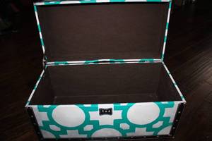 lot 139 image: Colorful Storage Box