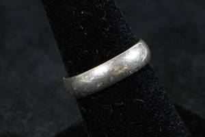 Ladies Sterling Silver Band Ring - Comfort fit.