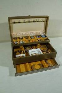Vintage Jewelry Box with Jewelry