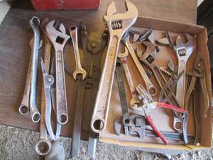 lot 154 image: Box of several wrenches (see photos...