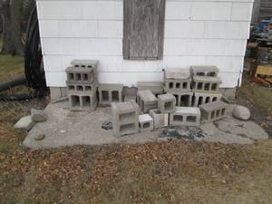 lot 265 image: Stack of various cinder blocks...
