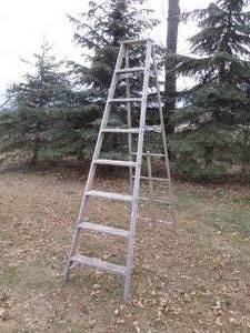 lot 267 image: 7.5ft wooden painters ladder...