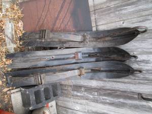 lot 272 image: 3 snowmobile skis, 2 have struts...