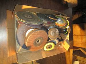 lot 188 image: Box of various sized cutting discs ...