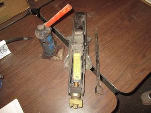 lot 199 image: Bottle jack and car jack...