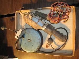 lot 222 image: Retractable Trouble light and comme...