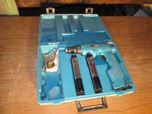 lot 351 image: Makita 6011D cordless drill w batt...