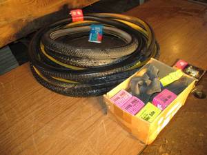 lot 356 image: Several bike tires and innertubes (...