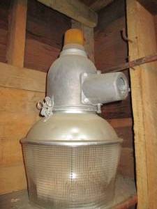 lot 420 image: Large commercial outdoor light fixt...