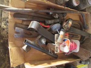 lot 17 image: Box of misc tools, mostly pry and c...