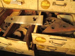 lot 32 image: Contents of 2 drawers including pul...