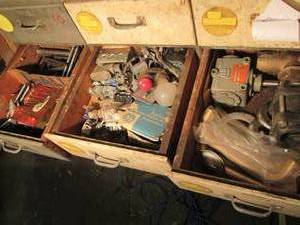 lot 43 image: Contents of 3 drawers including Ban...