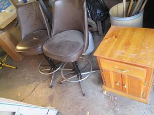 lot 76 image: 2 swiveling stool chairs and end ta...