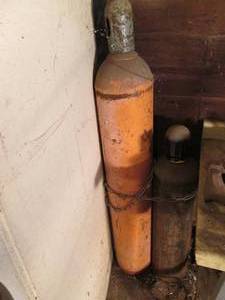 lot 78 image: Oxygen and acetylene tanks...