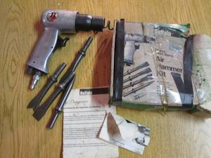 lot 88 image: Buffalo air hammer and accessories...