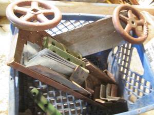 lot 97 image: Crate with metal pieces and 2 valve...