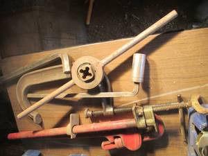 lot 128 image: Very large C clamp, large pipe wren...