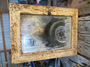 lot 535 image: Vintage metal wall medicine cabinet...
