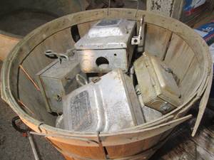 lot 542 image: Basket of electrical boxes, light s...