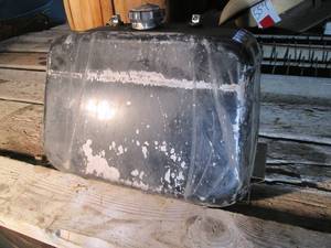 lot 559 image: Gas tank possibly for a riding lawn...