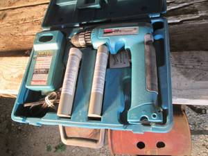 lot 5 image: Makita 6095D drill in case with bat...