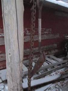 lot 283 image: Thick chain w hook and scoop shove...